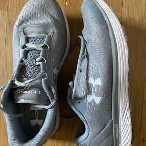 Under armour women’s size 8 brandit shoes.